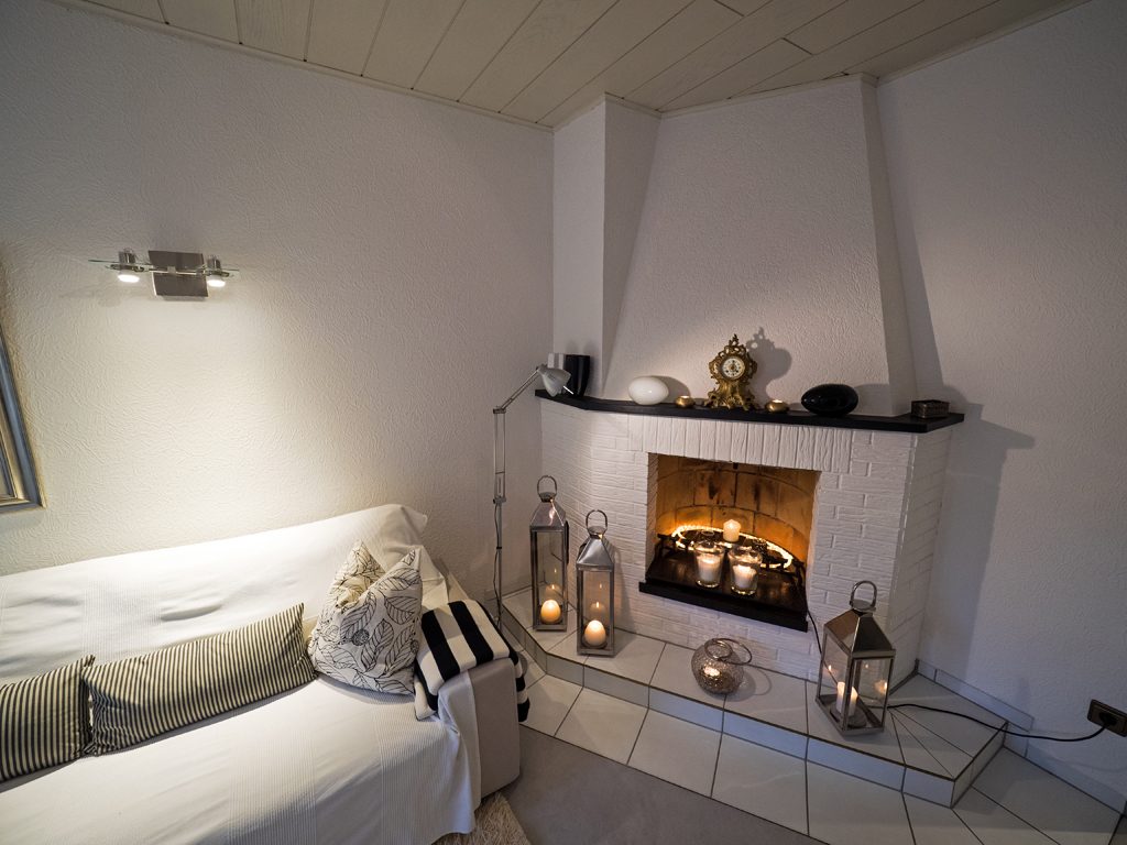 Kamin-Info: Zünden nicht gestattet, Beleuchten erlaubt (achtsamer Umgang vorausgesetzt).